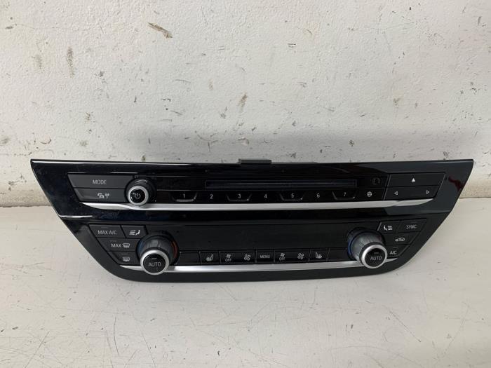 Panel de control de calefacción de un BMW 5 serie Touring (G31) 530d xDrive 3.0 TwinPower Turbo 24V 2019