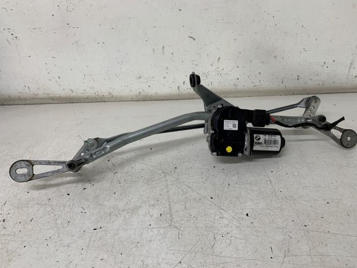 Wiper motor + mechanism from a BMW 5 serie Touring (G31) 530d xDrive 3.0 TwinPower Turbo 24V 2019