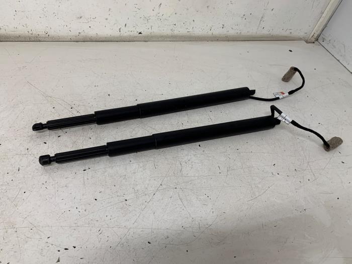 Set of tailgate gas struts from a BMW 5 serie Touring (G31) 530d xDrive 3.0 TwinPower Turbo 24V 2019