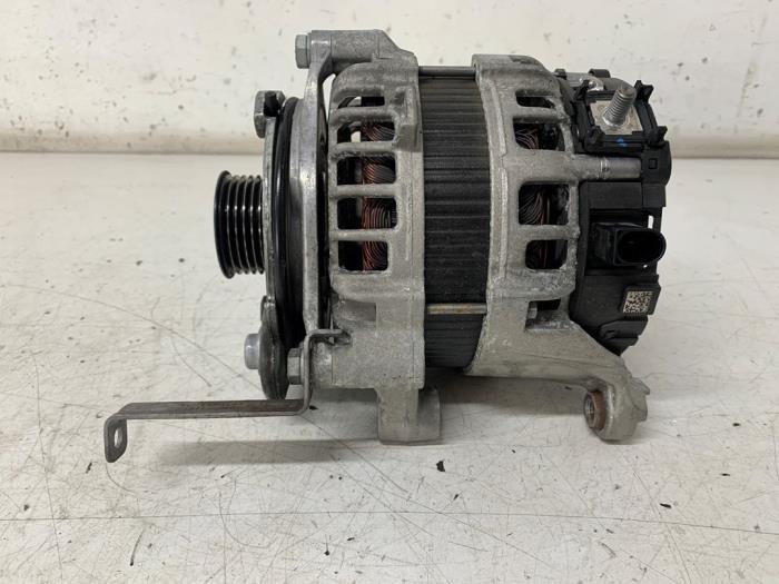 Dynamo from a BMW 5 serie Touring (G31) 530d xDrive 3.0 TwinPower Turbo 24V 2019