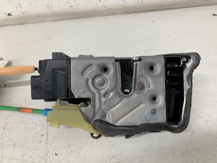 Front door lock mechanism 4-door, right from a BMW 5 serie Touring (G31) 530d xDrive 3.0 TwinPower Turbo 24V 2019