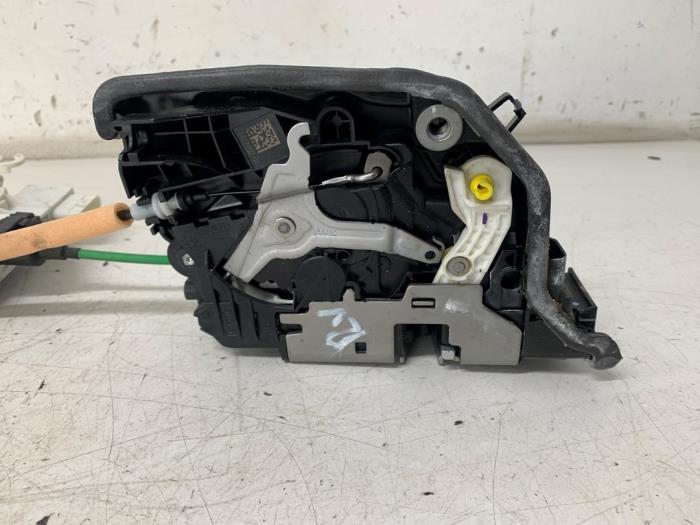 Front door lock mechanism 4-door, right from a BMW 5 serie Touring (G31) 530d xDrive 3.0 TwinPower Turbo 24V 2019