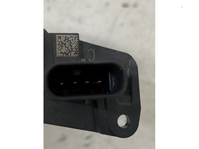 Airflow meter from a BMW 5 serie Touring (G31) 530d xDrive 3.0 TwinPower Turbo 24V 2019