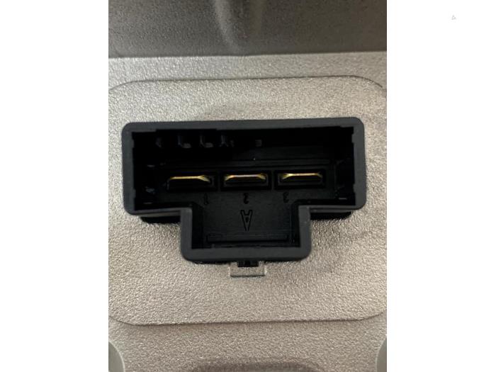 DC/CD convertisseur d'un BMW 5 serie Touring (G31) 530d xDrive 3.0 TwinPower Turbo 24V 2019