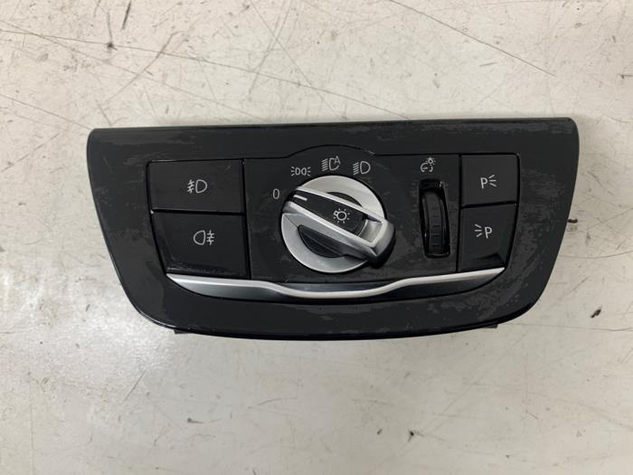 Light switch from a BMW 5 serie Touring (G31) 530d xDrive 3.0 TwinPower Turbo 24V 2019