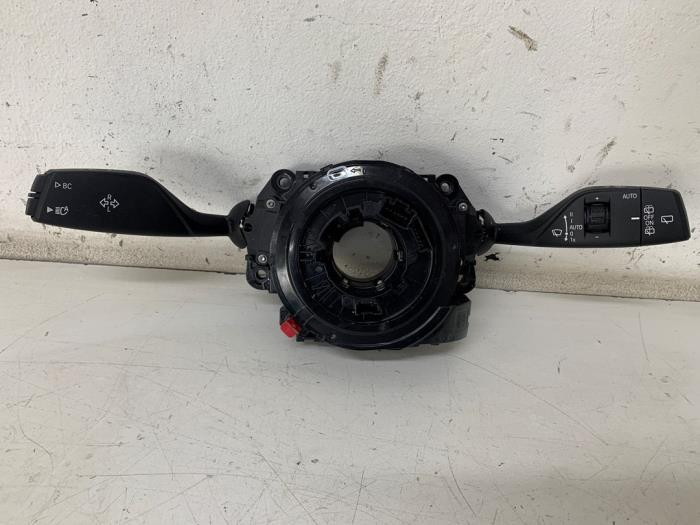 Steering column stalk from a BMW 5 serie Touring (G31) 530d xDrive 3.0 TwinPower Turbo 24V 2019