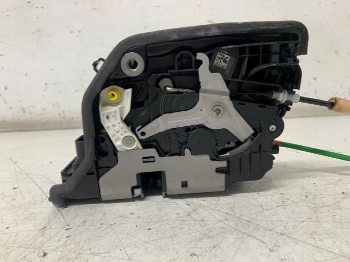 Rear door lock mechanism 4-door, left from a BMW 5 serie Touring (G31) 530d xDrive 3.0 TwinPower Turbo 24V 2019
