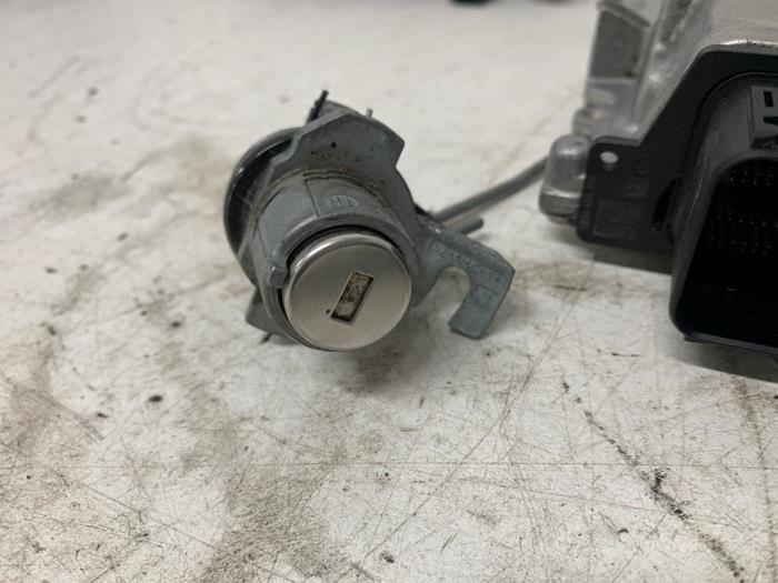 Ignition lock + computer from a BMW 5 serie Touring (G31) 530d xDrive 3.0 TwinPower Turbo 24V 2019