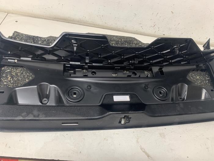 Tailgate trim from a BMW 5 serie Touring (G31) 530d xDrive 3.0 TwinPower Turbo 24V 2019