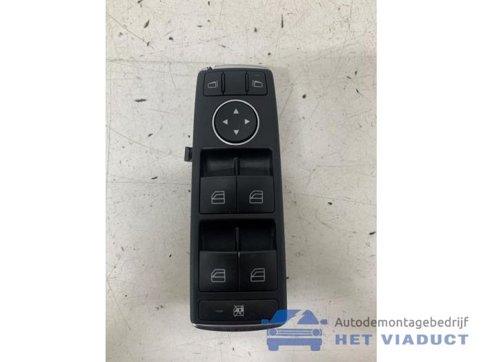 Usados Interruptor combinado de ventanillas Mercedes CLA Shooting Brake (117.9) 1.6 CLA-180 16V Precio € 50,00 Norma de margen ofrecido por Het Viaduct