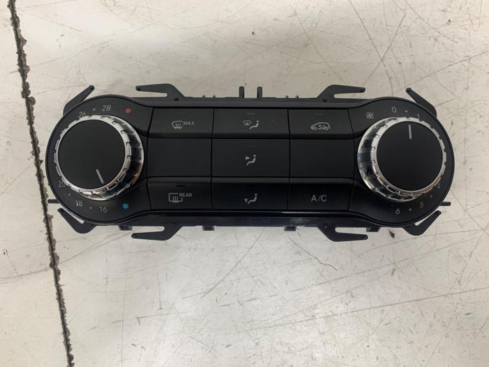 Air conditioning control panel from a Mercedes-Benz CLA Shooting Brake (117.9) 1.6 CLA-180 16V 2016