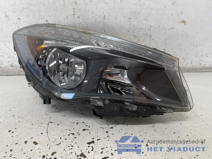 Używane Reflektor prawy Mercedes CLA Shooting Brake (117.9) 1.6 CLA-180 16V Cena € 500,00 Procedura marży oferowane przez Het Viaduct