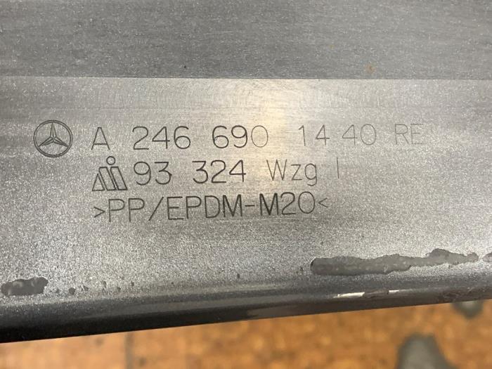 Seitenschürze rechts van een Mercedes-Benz CLA Shooting Brake (117.9) 1.6 CLA-180 16V 2016