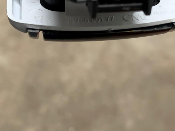 Oswietlenie wewnetrzne tyl z Peugeot 508 SW (8E/8U) 2.2 HDiF 16V GT 2014
