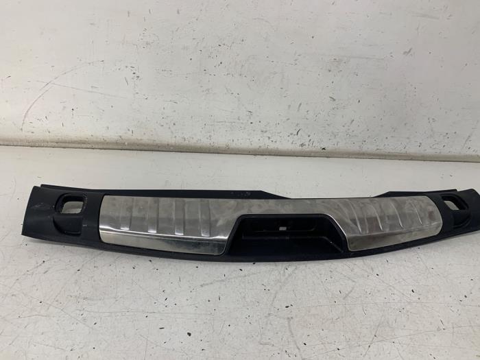 Tailgate lock stop from a Peugeot 508 SW (8E/8U) 2.2 HDiF 16V GT 2014