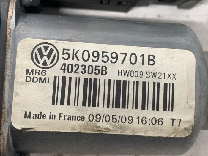 Silnik szyby drzwiowej z Volkswagen Golf VI (5K1) 2.0 GTI 16V 2009
