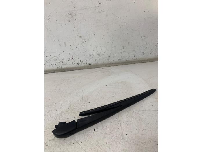 Rear wiper arm from a Toyota Aygo (B40) 1.0 12V VVT-i 2016