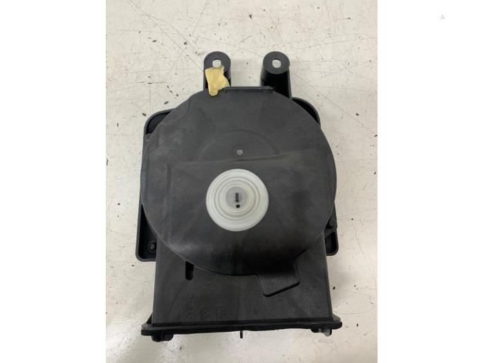 Subwoofer from a BMW 1 serie (F40) 118d 2.0 16V 2020