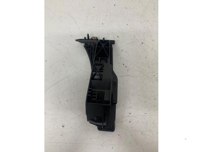 Accelerator pedal from a BMW 2 serie Gran Tourer (F46) 220dA xDrive 2.0 TwinPower Turbo 16V 2018