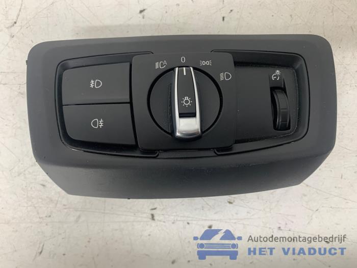 Używane Przelacznik swiatel BMW 2 serie Gran Tourer (F46) 220dA xDrive 2.0 TwinPower Turbo 16V Cena € 50,00 Procedura marży oferowane przez Het Viaduct