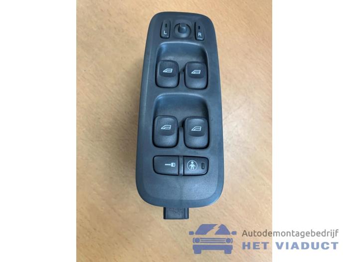 Usados Interruptor combinado de ventanillas Volvo V70 (SW) 2.4 D5 20V Precio € 45,00 Norma de margen ofrecido por Het Viaduct