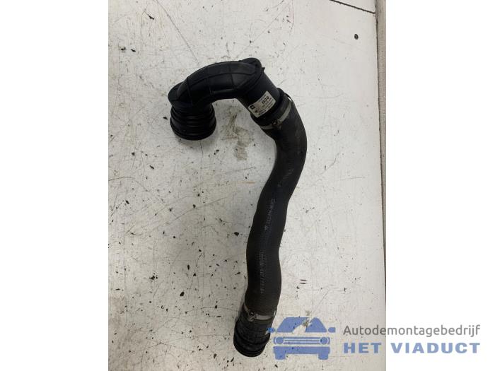 Usagé Tuyau intercooler Opel Astra J Sports Tourer (PD8/PE8/PF8) 1.6 CDTI 16V Prix € 95,00 Règlement à la marge proposé par Het Viaduct