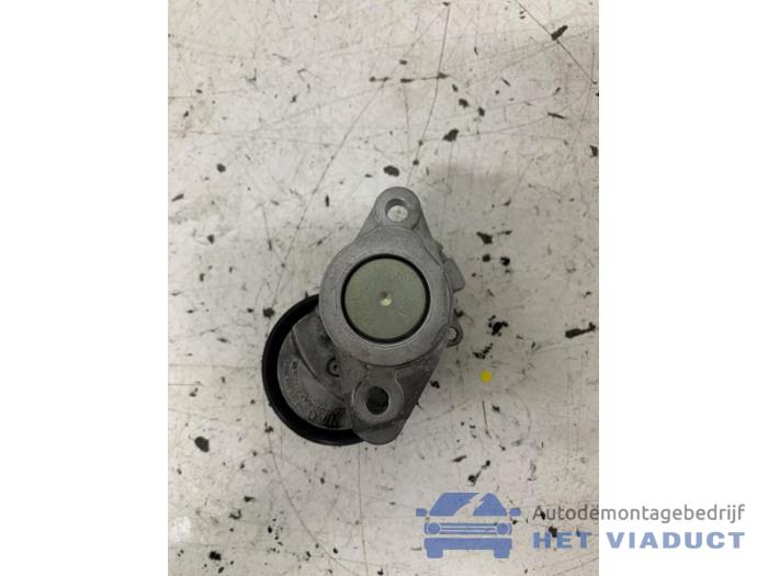 Usados Rodillo tensor correa múltiple Skoda Fabia III Combi (NJ5) 1.2 TSI 16V Greentech Precio € 25,00 Norma de margen ofrecido por Het Viaduct