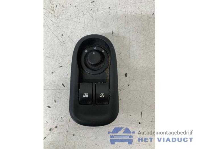 Usados Interruptor combinado de ventanillas Renault Master III (FV) 2.3 dCi 125 16V FWD Precio € 30,00 Norma de margen ofrecido por Het Viaduct