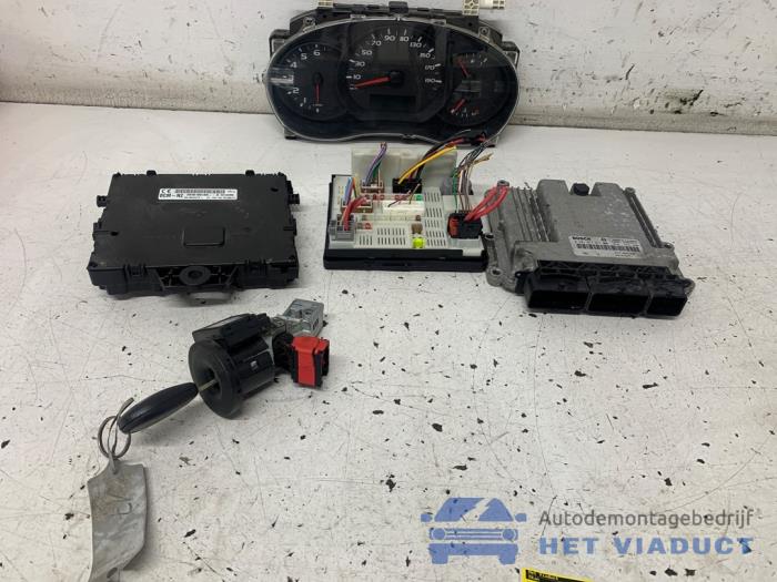Used Ignition lock + computer Renault Master III (FV) 2.3 dCi 125 16V FWD Price € 450,00 Margin scheme offered by Het Viaduct