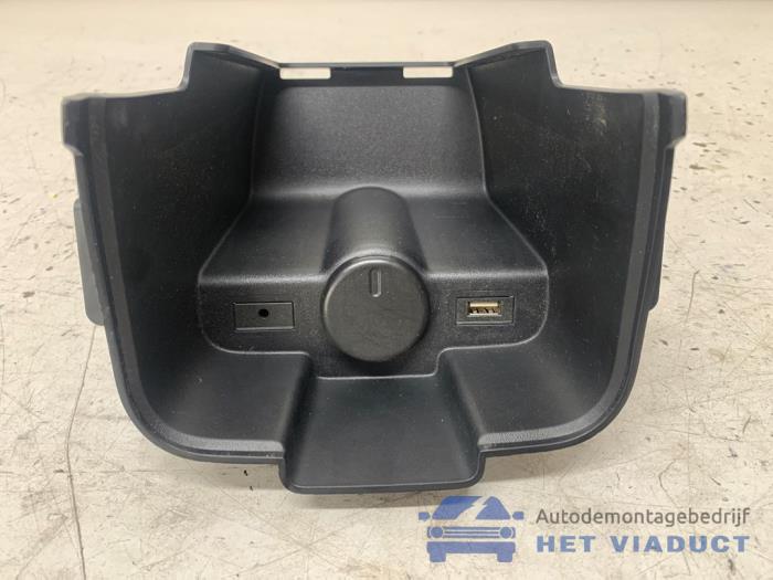 Używane Schowek Opel Astra J Sports Tourer (PD8/PE8/PF8) 1.6 CDTI 16V Cena € 20,00 Procedura marży oferowane przez Het Viaduct