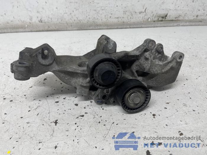 Usagé Support dynamo bas Renault Master III (FV) 2.3 dCi 125 16V FWD Prix € 54,45 Prix TTC proposé par Het Viaduct