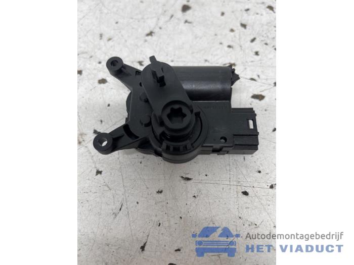 Engine temperature sensor from a Volkswagen Caddy IV 2.0 TDI 102 2016