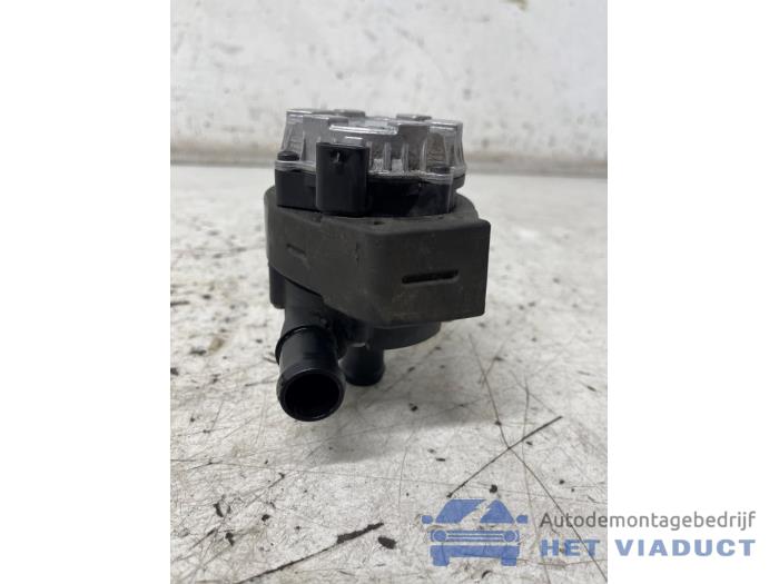 Begagnade Extra vattenpump Audi A3 Sportback (8VA/8VF) 1.4 TFSI 16V 40 e-tron Pris € 50,00 Marginaltabell erbjuds av Het Viaduct