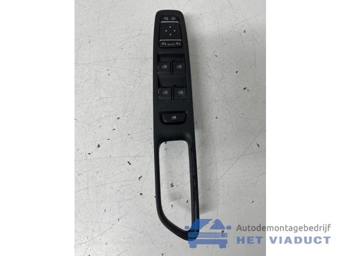Usados Interruptor combinado de ventanillas Renault Captur I (2R) 0.9 Energy TCE 12V Precio € 35,00 Norma de margen ofrecido por Het Viaduct