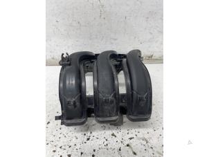 Usados Colector de admisión Peugeot 208 I (CA/CC/CK/CL) 1.2 Vti 12V PureTech Precio € 50,00 Norma de margen ofrecido por Het Viaduct