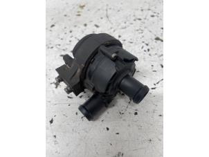 Usados Bomba de agua adicional Volkswagen Caddy IV 2.0 TDI 102 Precio € 30,00 Norma de margen ofrecido por Het Viaduct