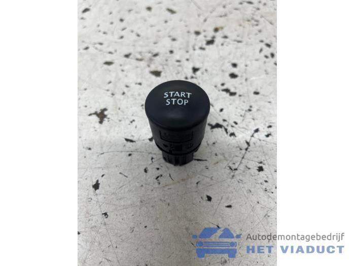 Używane Przelacznik Start/Stop Renault Captur I (2R) 1.2 TCE 16V EDC Cena € 10,00 Procedura marży oferowane przez Het Viaduct