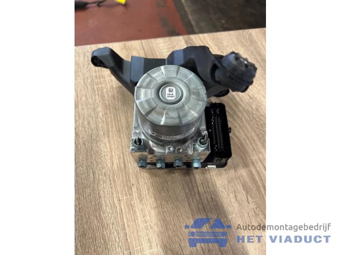 Używane Pompa ABS BMW M135 (F40) M135i xDrive 2.0 TwinPower 16V Cena € 450,00 Procedura marży oferowane przez Het Viaduct