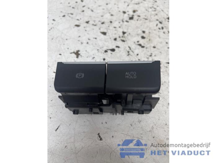Używane Przelacznik hamulca postojowego Volkswagen Golf VIII (CD1) 1.5 TSI 16V Cena € 25,00 Procedura marży oferowane przez Het Viaduct