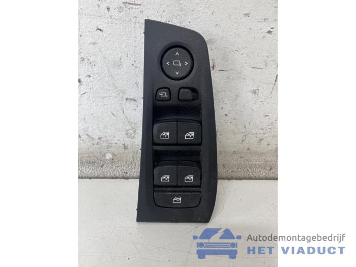 Usados Interruptor combinado de ventanillas BMW M135 (F40) M135i xDrive 2.0 TwinPower 16V Precio € 50,00 Norma de margen ofrecido por Het Viaduct