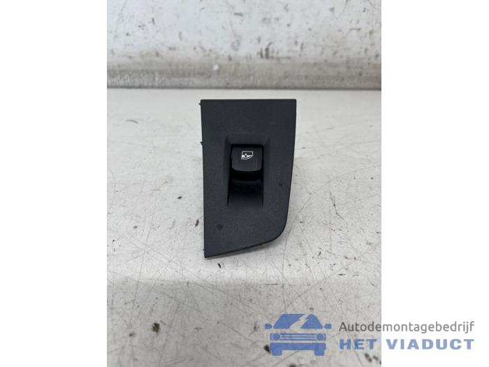 Usados Interruptor de ventanilla eléctrica BMW M135 (F40) M135i xDrive 2.0 TwinPower 16V Precio € 15,00 Norma de margen ofrecido por Het Viaduct