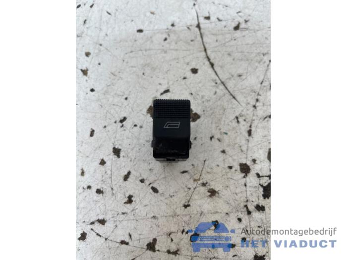 Usados Interruptor de ventanilla eléctrica BMW M135 (F40) M135i xDrive 2.0 TwinPower 16V Precio € 10,00 Norma de margen ofrecido por Het Viaduct
