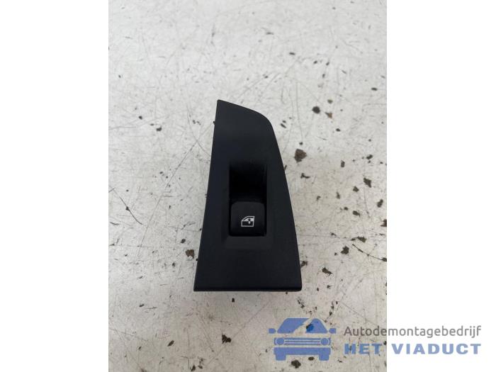 Usados Interruptor de ventanilla eléctrica BMW M135 (F40) M135i xDrive 2.0 TwinPower 16V Precio € 10,00 Norma de margen ofrecido por Het Viaduct