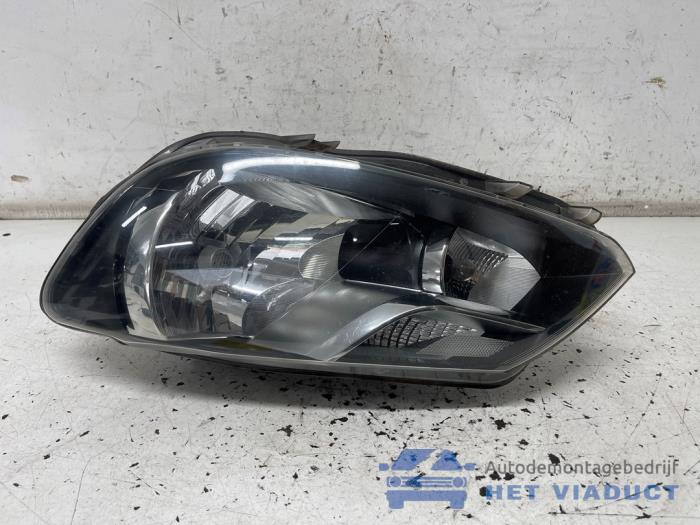 Używane Reflektor lewy Volkswagen Caddy III (2KA,2KH,2CA,2CH) 2.0 TDI 16V Cena € 150,00 Procedura marży oferowane przez Het Viaduct