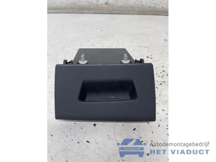 Förvaringsfack BMW M1 (F21), 2012 / 2019 M140i 3.0 24V, Halvkombi (Hatchback), 2 dörrar, Bensin, 2.998cc, 250kW (340pk), RWD, B58B30A, 2015-10 / 2019-06, 1W91; 1W92 (Begagnad)