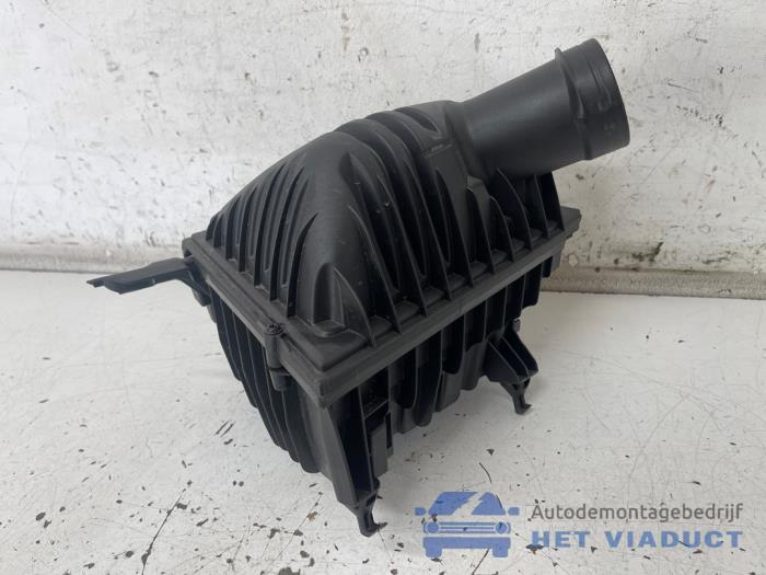 Begagnade Luftfilterhus BMW 1 serie (F40) 118d 2.0 16V Pris € 105,00 Marginaltabell erbjuds av Het Viaduct