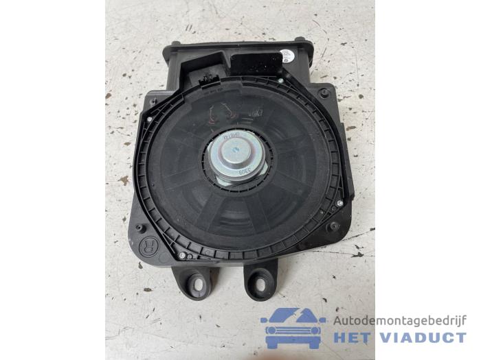 Begagnade Bashögtalare BMW 1 serie (F40) 118d 2.0 16V Pris € 40,00 Marginaltabell erbjuds av Het Viaduct