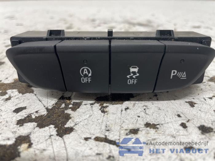 Używane Przelacznik ESP Opel Astra K Sports Tourer 1.2 Turbo 12V Cena € 15,00 Procedura marży oferowane przez Het Viaduct