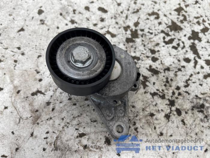Usados Rodillo tensor correa múltiple Volkswagen Golf VII (AUA) 1.6 TDI BMT 16V Precio € 20,00 Norma de margen ofrecido por Het Viaduct