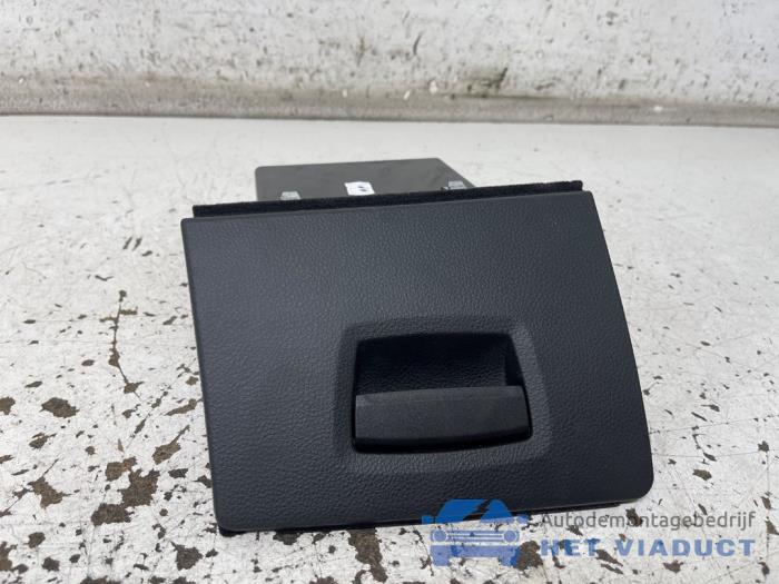 Używane Schowek BMW 5 serie (F10) 520i 16V Cena € 20,00 Procedura marży oferowane przez Het Viaduct